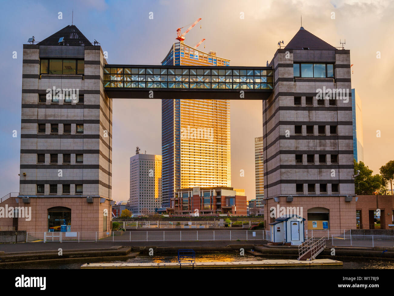 Sonnenuntergang über Yokohama und Kitanaka Türme im Bau Stockfoto