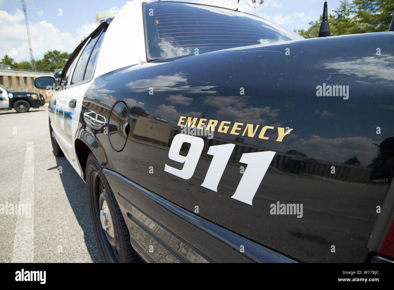 Notrufnummer 911 malte auf der Seite eines schwarzen und weißen Polizei Auto in Oak Ridge Tennessee USA Stockfoto