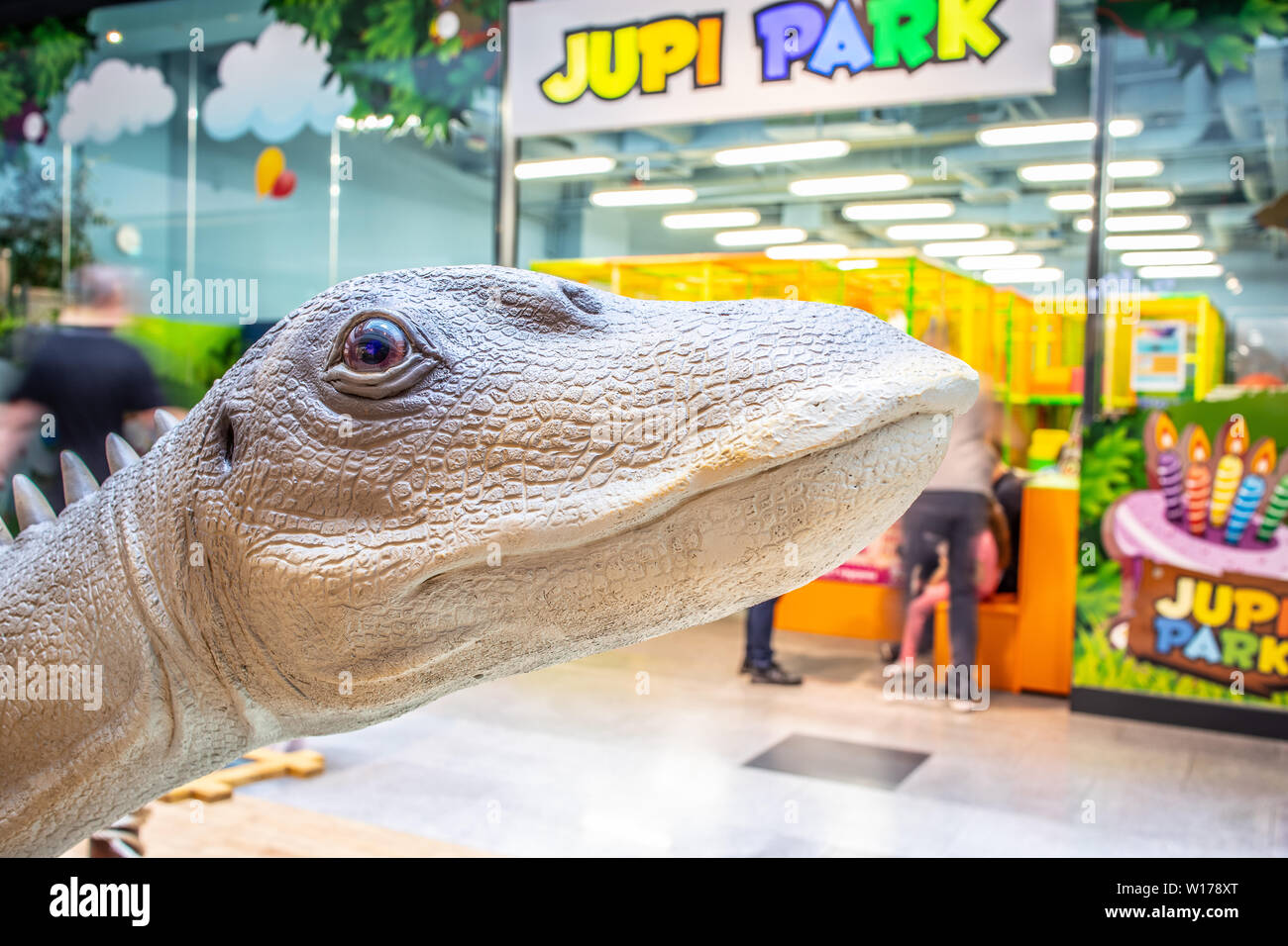 Lodz, Polen, Mai 2019: Diplodocus dino in Einkaufs- und Unterhaltungszentrum SUKCESJA, Diplodocid Sauropod Dinosaurier, Longus, Familie Diplodocida Stockfoto
