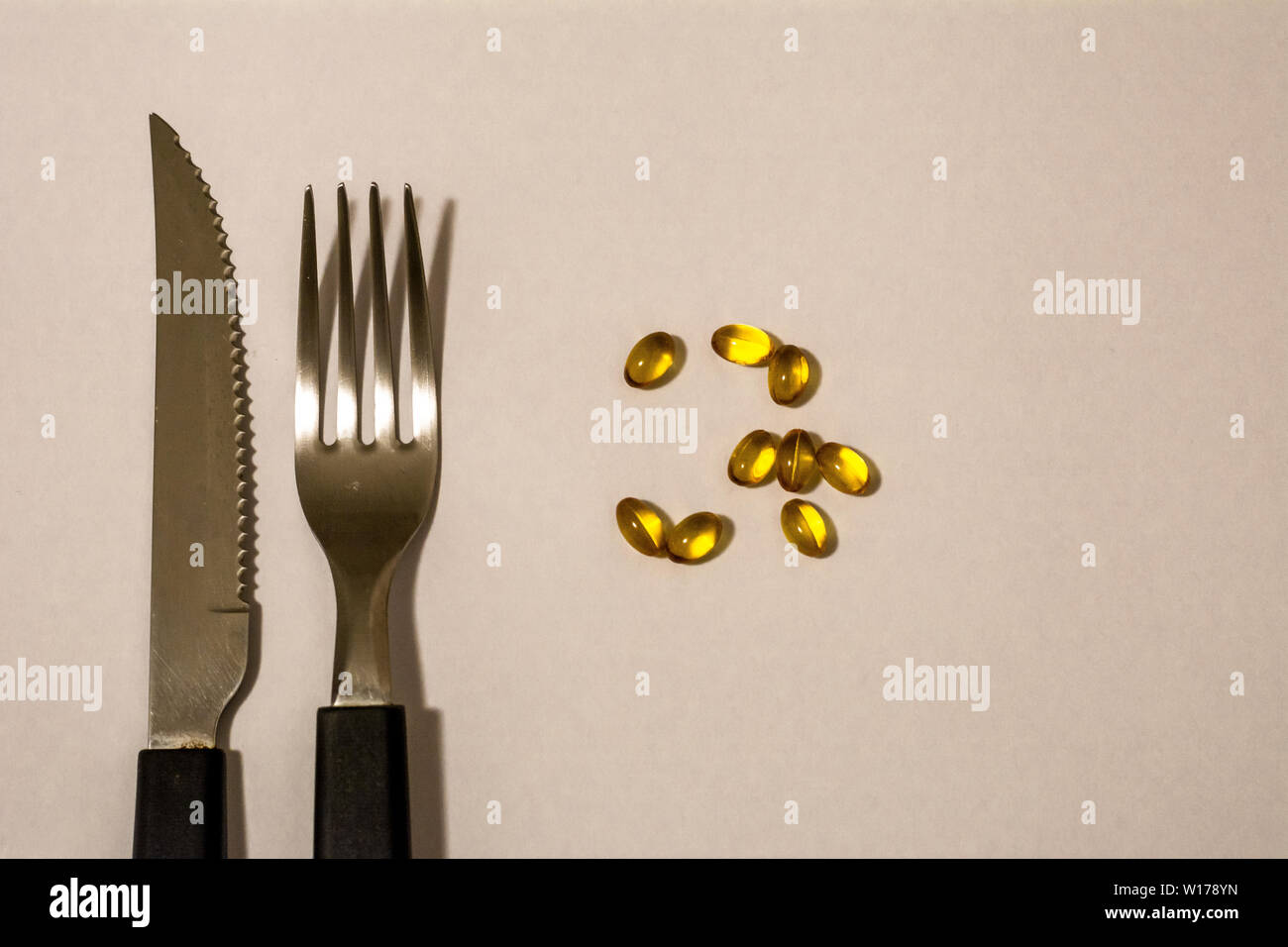 Kapseln, Pillen, Messer und Gabel, als wäre es das Essen der Zukunft. Stockfoto