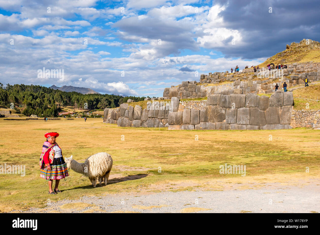 Porträt einer peruanischen Frau in der Zitadelle Sacsayhuamán am nördlichen Stadtrand von Cusco, Peru, der historischen Hauptstadt des Inka-Reiches. Stockfoto