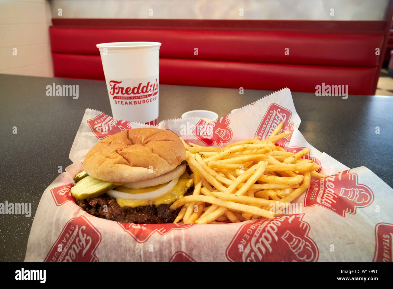Freddys steakburger und Pommes Frites essen und trinken in den USA Stockfoto