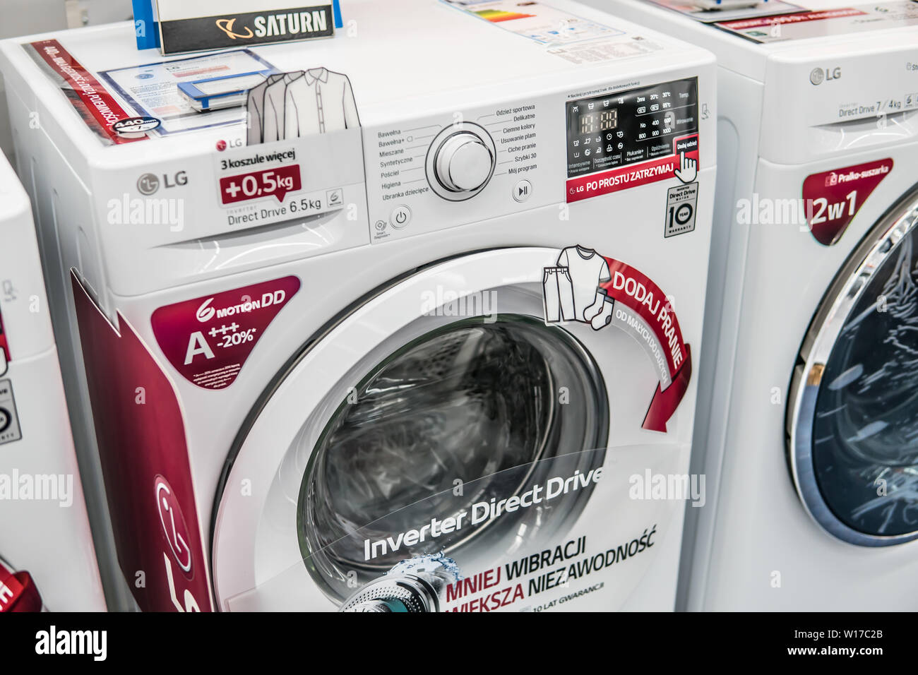 Lodz, Polen, Juli 2018 inside Saturn elektronischen Speicher, freistehende  LG Waschmaschine auf Anzeige zum Verkauf, von LG, Logos, Zeichen, Marke  Stockfotografie - Alamy