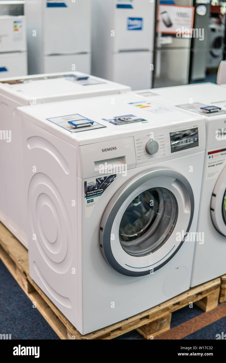 Lodz, Polen, Juli 2018 inside Saturn elektronischen Speicher, freistehende Siemens  Waschmaschine auf Anzeige zum Verkauf, von der BSH Haushaltsgeräte  produziert Stockfotografie - Alamy