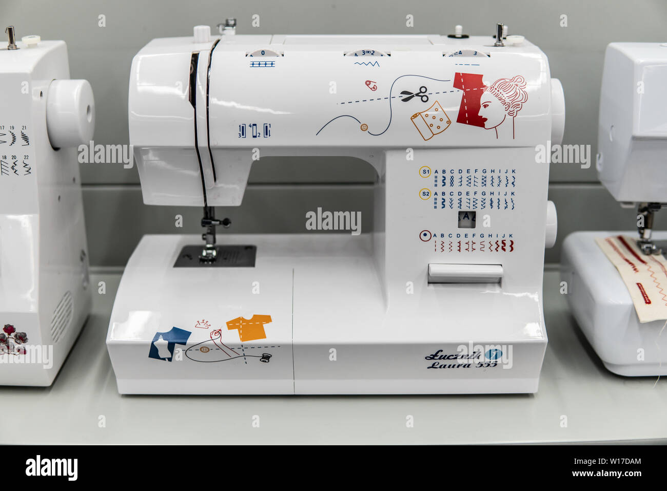 Sewing machine sale -Fotos und -Bildmaterial in hoher Auflösung – Alamy