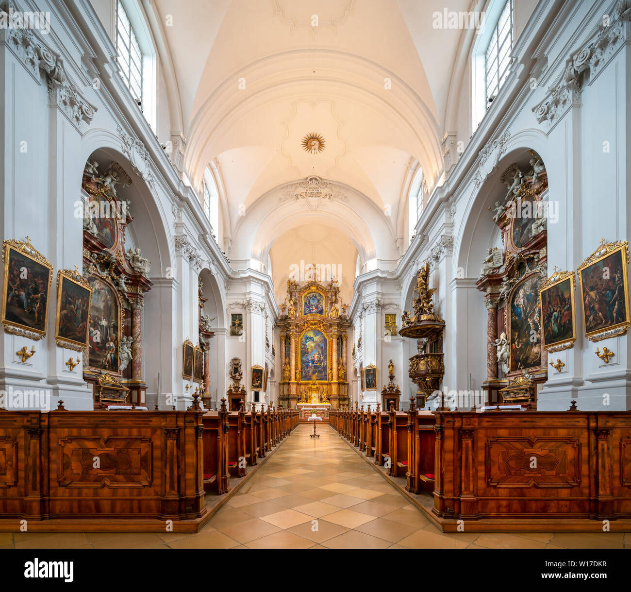Die Karmeliterkirche - karmelitenkirche - in Linz, Österreich. Mit einem Altarbild von Martino Altomonte. Stockfoto