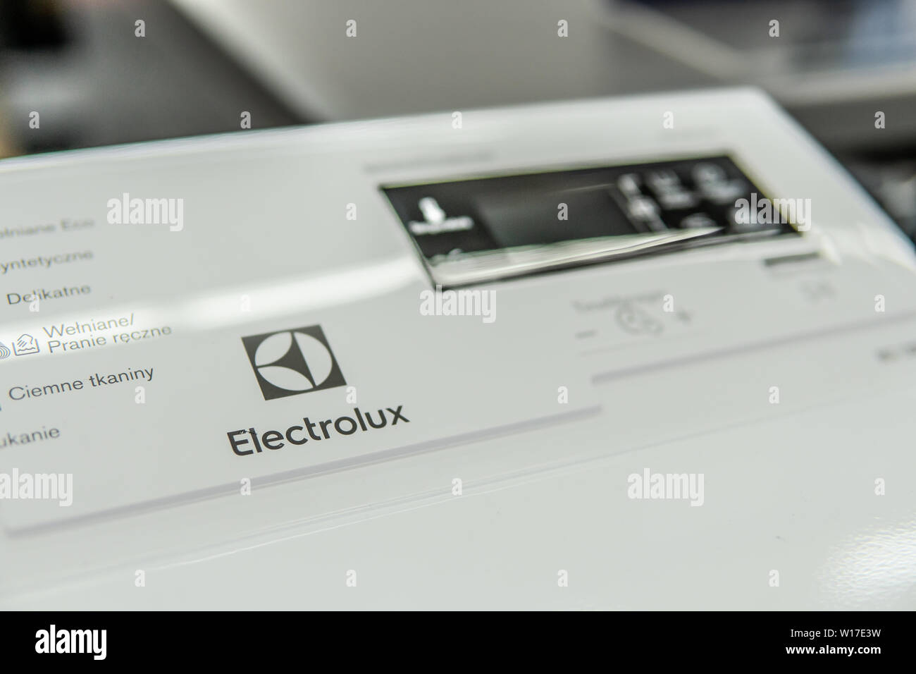 Lodz, Polen, Juli 2018 inside Saturn elektronischen Speicher, weißen freistehenden Electrolux Waschmaschine auf Anzeige, von Electrolux, Logo, Marke Stockfoto