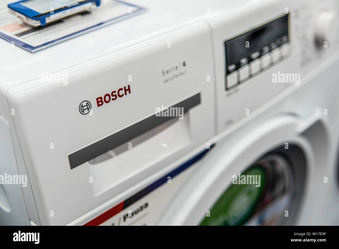 Lodz, Polen, Juli 2018 inside Saturn elektronischen Speicher, freistehende Bosch Waschmaschine auf Anzeige zum Verkauf, von der BSH Haushaltsgeräte produziert Stockfoto