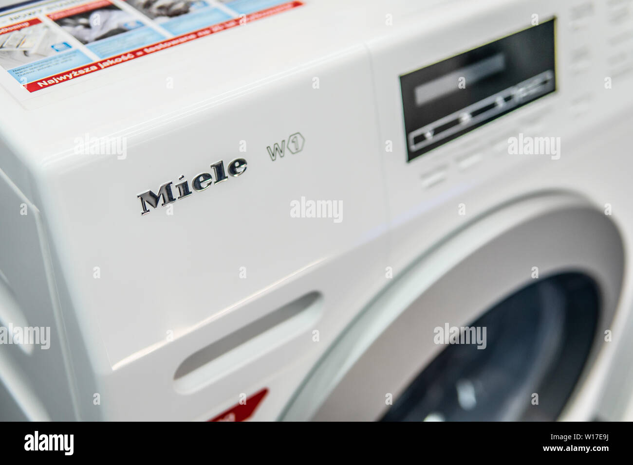 Lodz, Polen, Juli 2018 inside Saturn elektronischen Speicher, freistehende Miele Trockner Waschmaschine auf dem Display für Verkauf, Miele Zeichen, Symbol, Logo, Marke Stockfoto