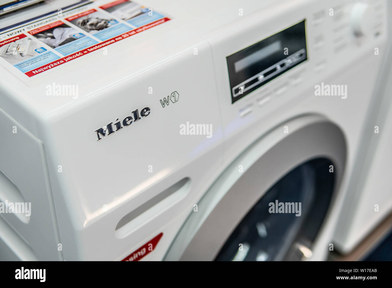 Lodz, Polen, Juli 2018 inside Saturn elektronischen Speicher, freistehende Miele Trockner Waschmaschine auf dem Display für Verkauf, Miele Zeichen, Symbol, Logo, Marke Stockfoto