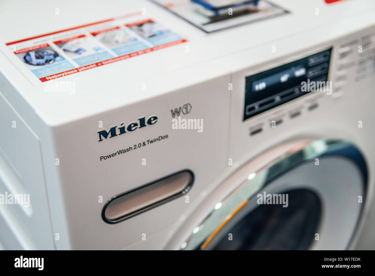 Lodz, Polen, Juli 2018 inside Saturn elektronischen Speicher, freistehende Miele Trockner Waschmaschine auf dem Display für Verkauf, Miele Zeichen, Symbol, Logo, Marke Stockfoto