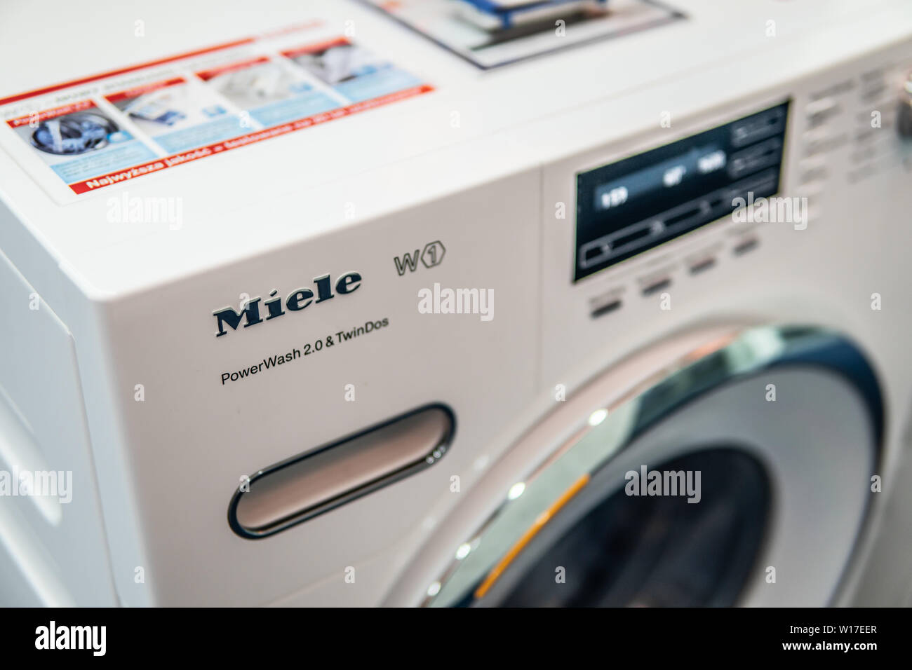 Lodz, Polen, Juli 2018 inside Saturn elektronischen Speicher, freistehende  Miele Trockner Waschmaschine auf dem Display für Verkauf, Miele Zeichen,  Symbol, Logo, Marke Stockfotografie - Alamy