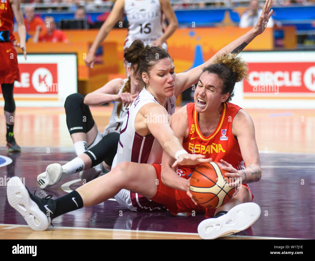 (190701) - Riga, 1. Juli 2019 (Xinhua) - Zenta Melnika (L) aus Lettland Mias mit Laura Nicholls von Spanien während einer Gruppe Übereinstimmung zwischen Lettland und Spanien bei der Basketball-europameisterschaft 2019 Turnier der FIBA Frauen in Riga, Lettland, 30. Juni 2019. (Xinhua / Edijs Palens) Stockfoto