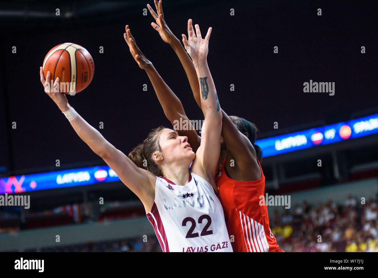 (190701) - Riga, 1. Juli 2019 (Xinhua) - Zenta Melnika (L) aus Lettland geht oben für einen Korb bei einem gruppenspiel zwischen Lettland und Spanien bei der Basketball-europameisterschaft 2019 Turnier der FIBA Frauen in Riga, Lettland, 30. Juni 2019. (Xinhua / Edijs Palens) Stockfoto