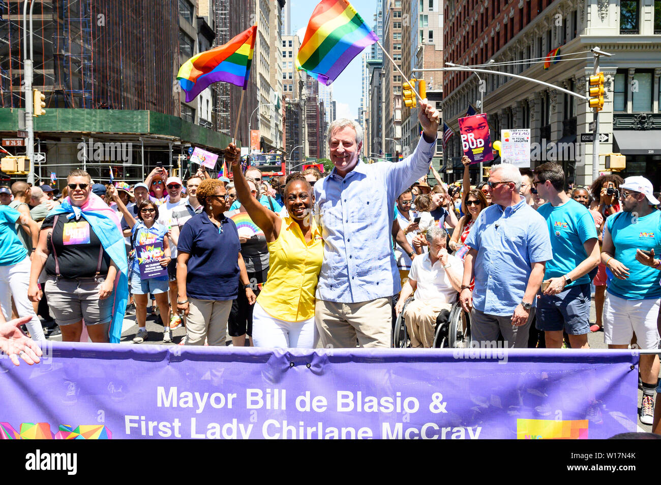 New York City Bürgermeister Bill De Blasio (D) und NYC First Lady Chirlane McCray während der New York City Pride auf der Fifth Avenue in New York City. Stockfoto