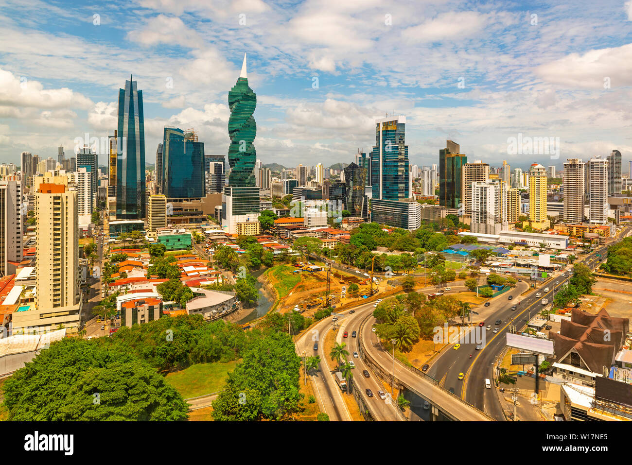 Stadtbild von Panama City mit seinen berühmten Wolkenkratzern im Finanzdistrikt am Sonnenaufgang mit dem morgendlichen Verkehr auf der Autobahn, Panama, Mittelamerika. Stockfoto