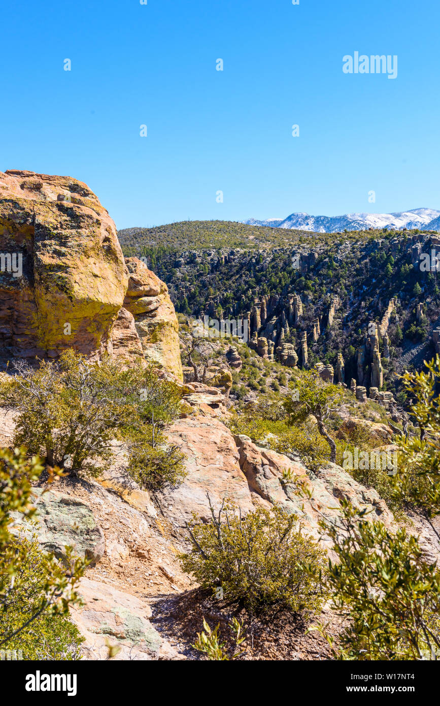 Rock Pinnacles und Blick auf schneebedeckte Berge und im Tal in der Chiricahua National Monument im südöstlichen Arizona gesehen werden kann. Stockfoto