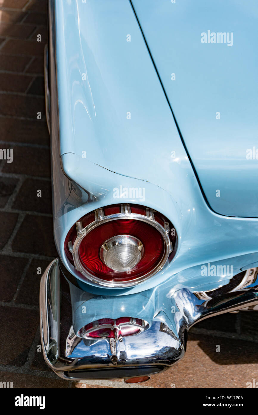 Bad Ragaz, SG/Schweiz - vom 23. Juni, 2019: Detail der hintere Kotflügel-  und Rücklicht eines sky blue Ford Fairlane Cabrio im Heidiland Classic  Stockfotografie - Alamy