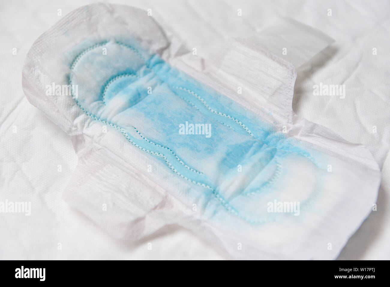 Binde oder feminin Sanitär Pad mit blauen Wasser Prüfung auf Wasser  absorbieren/weibliche Hygiene bedeutet, dass Frauen Zeitraum Produkt  absorbierende Tücher Stockfotografie - Alamy