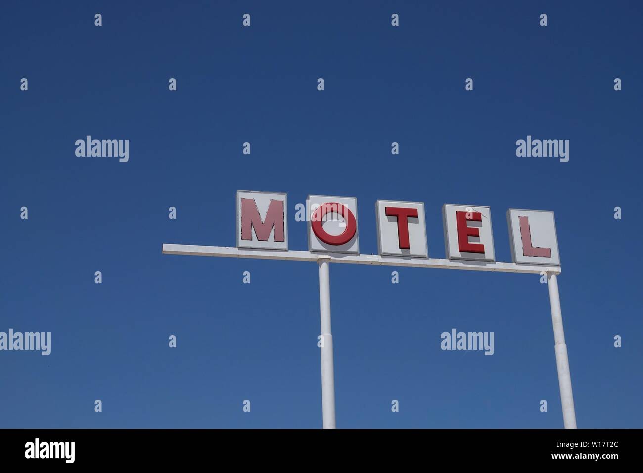 Ein vintage Motel Zeichen gegen den blauen Himmel. Stockfoto