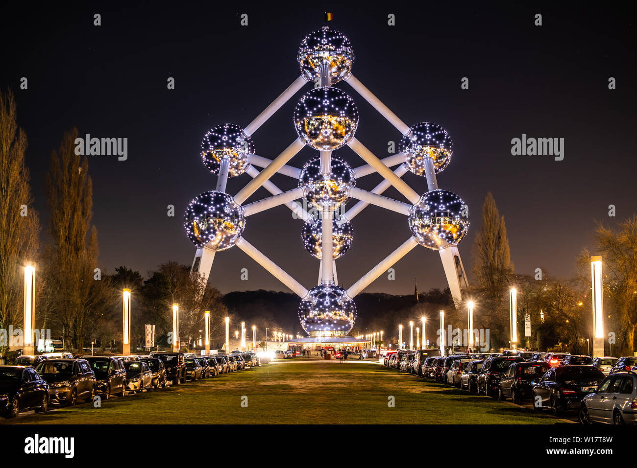 Brüssel, Belgien, Jan 2019: Das Atomium in der Nacht, Atomium zeigt neun Eisen Atome in Form von Körper-zentrierten kubischen Einheitszelle aus Eisen crystal Stockfoto
