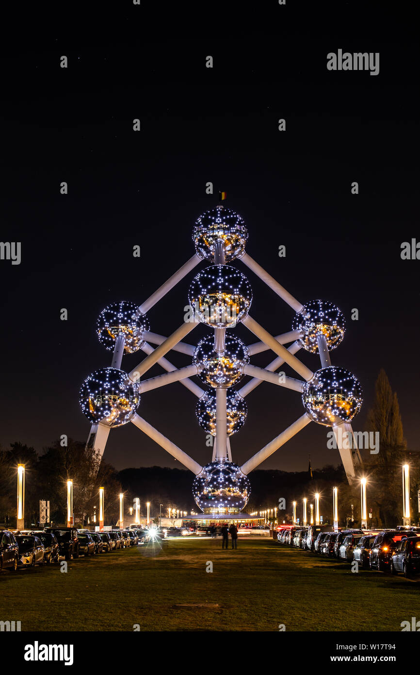 Brüssel, Belgien, Jan 2019: Das Atomium in der Nacht, Atomium zeigt neun Eisen Atome in Form von Körper-zentrierten kubischen Einheitszelle aus Eisen crystal Stockfoto