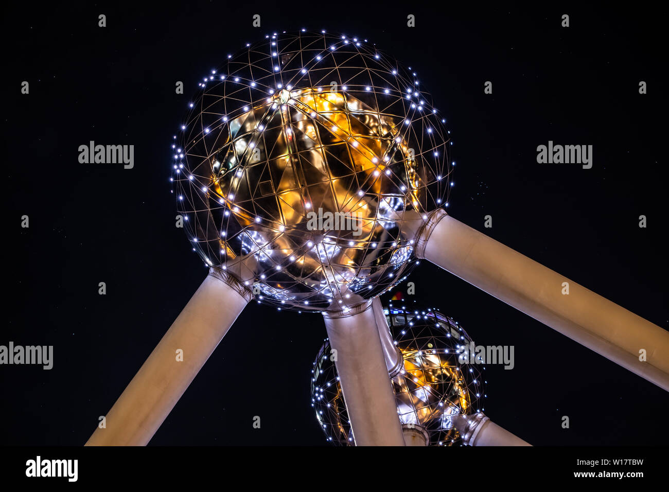 Brüssel, Belgien, Jan 2019: Das Atomium in der Nacht, Atomium zeigt neun Eisen Atome in Form von Körper-zentrierten kubischen Einheitszelle aus Eisen crystal Stockfoto