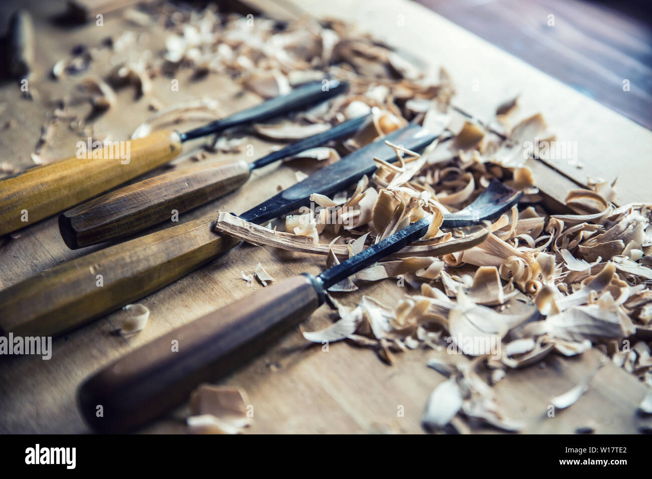 Holzbearbeitung vintage tools Meißel mit Holz shawings auf retro Workbench Stockfoto