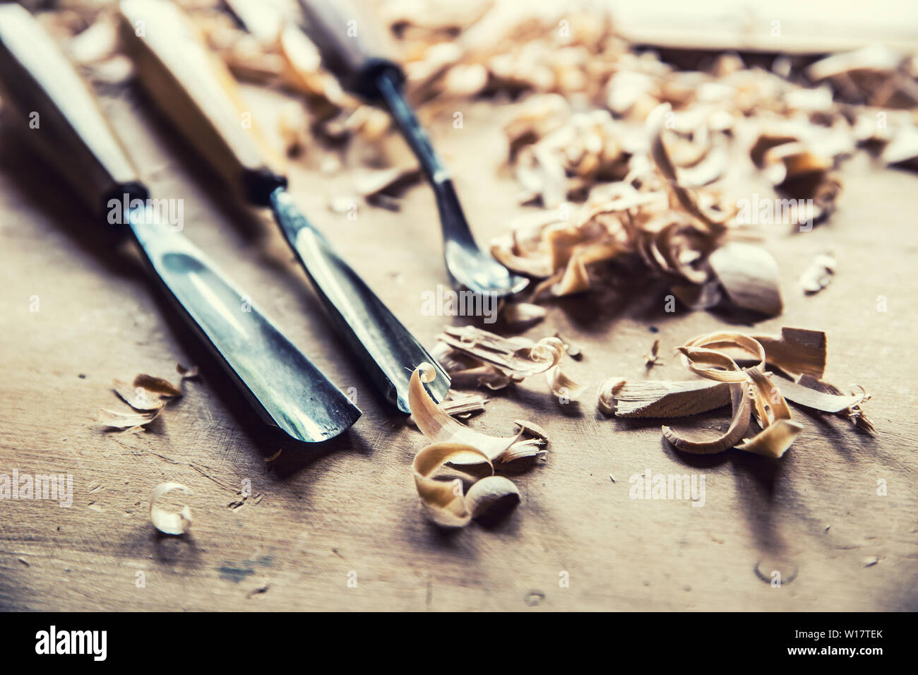 Holzbearbeitung vintage tools Meißel mit Holz shawings auf retro Workbench Stockfoto