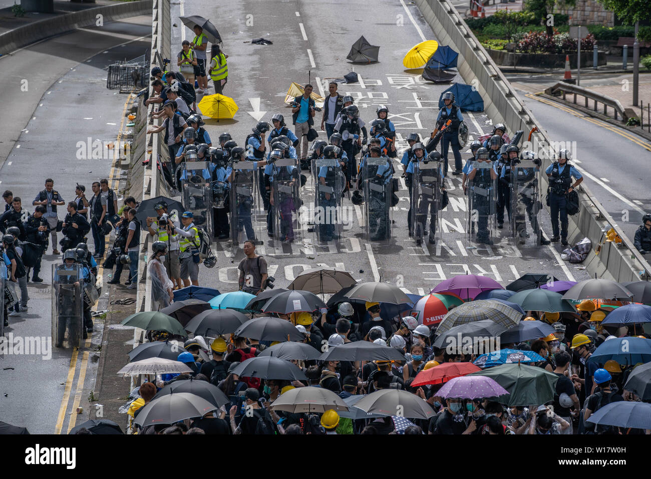 Regierung gegen Demonstranten und Polizei während der distanzhülse gesehen. Tausende von Demonstranten gegen die Regierung stellte weg mit Bereitschaftspolizei und Straßen rund um die Regierung von Hongkong Komplexe in der 22. Jahrestag der Rückkehr Hongkongs unter chinesische Herrschaft besetzen. Stockfoto