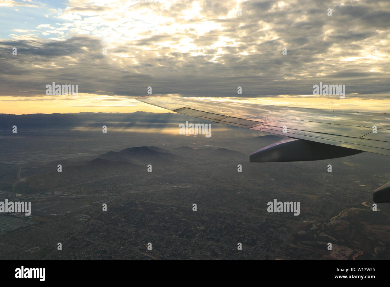 Steigen in den Himmel bei Sonnenaufgang, über Ontario CA, mit erstaunlichen Sonneneinstrahlung und Reflexionen am Kotflügel Stockfoto