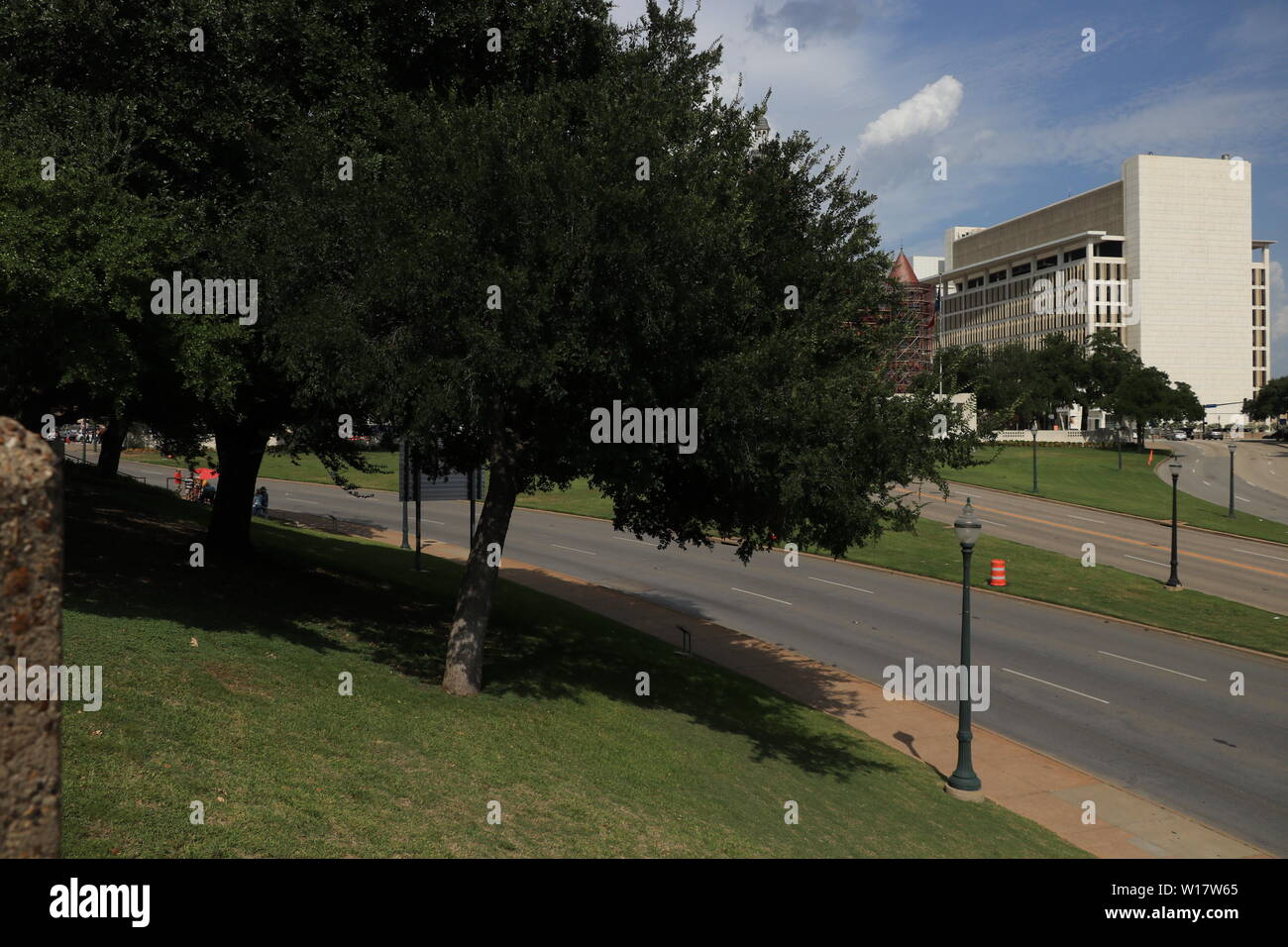 Dealey Plaza, Dallas, Website von Kennedys Ermordung. Ansicht von hinten die grasbewachsenen Hügel am Bahnübergang. Stockfoto