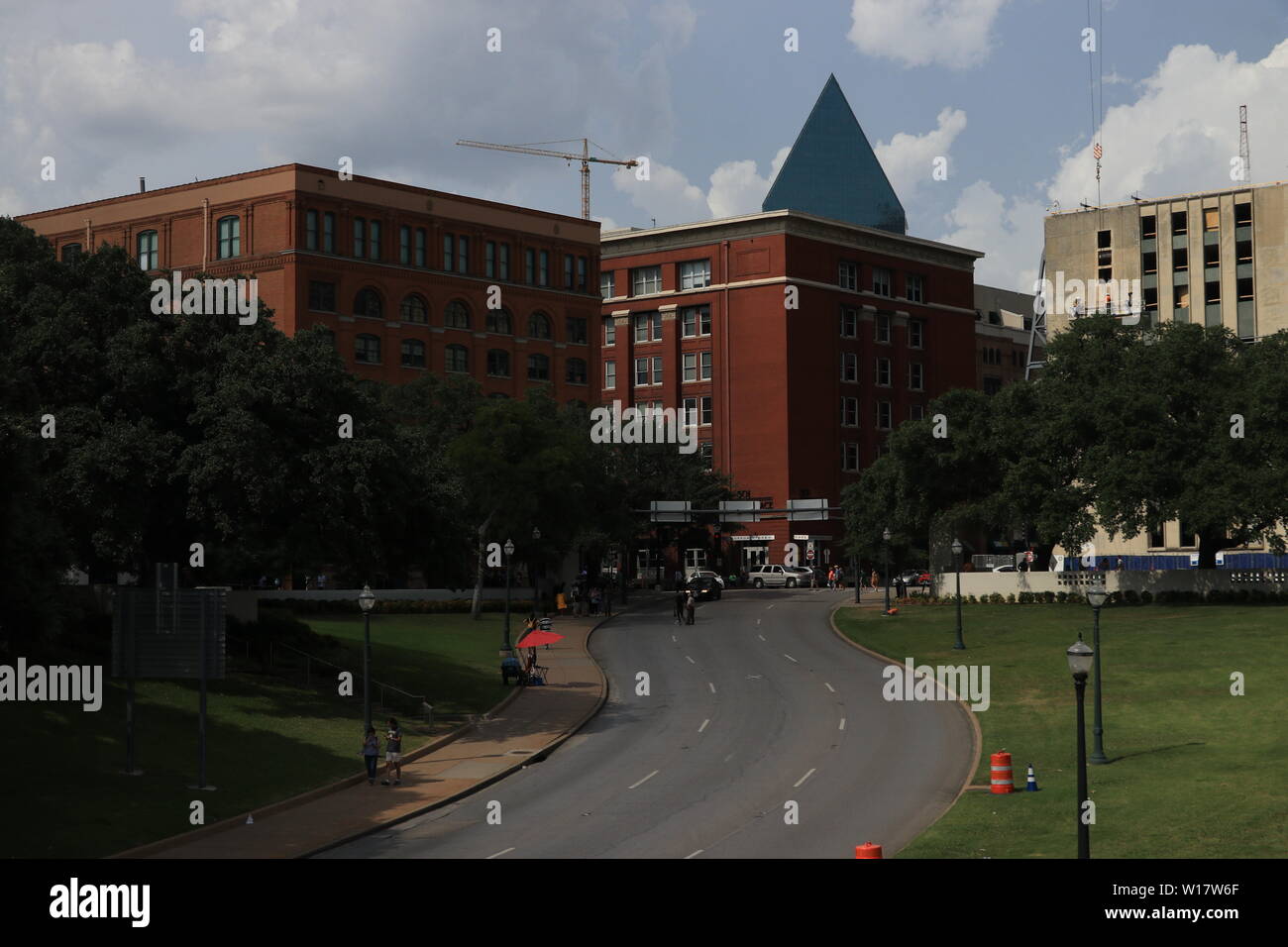 Dealey Plaza, Dallas, Website von Kennedys Ermordung. Auf der Suche nach Texas School Book Depository von den Bahnübergang. Stockfoto