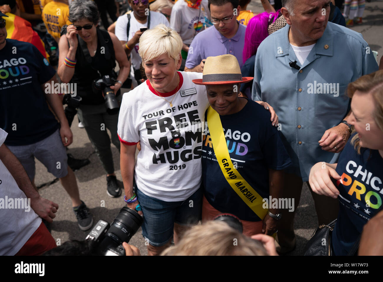 Chicago, Illinois, USA. 30. Juni, 2019. Neu gewählte Bürgermeister von Chicago und Parade Grand Master, LORI LIGHTFOOT und Sara Cunningham, der Tour des Freien Mom Umarmungen Programm der Credit Hoffnung: Chris Riha/ZUMA Draht/Alamy leben Nachrichten Stockfoto