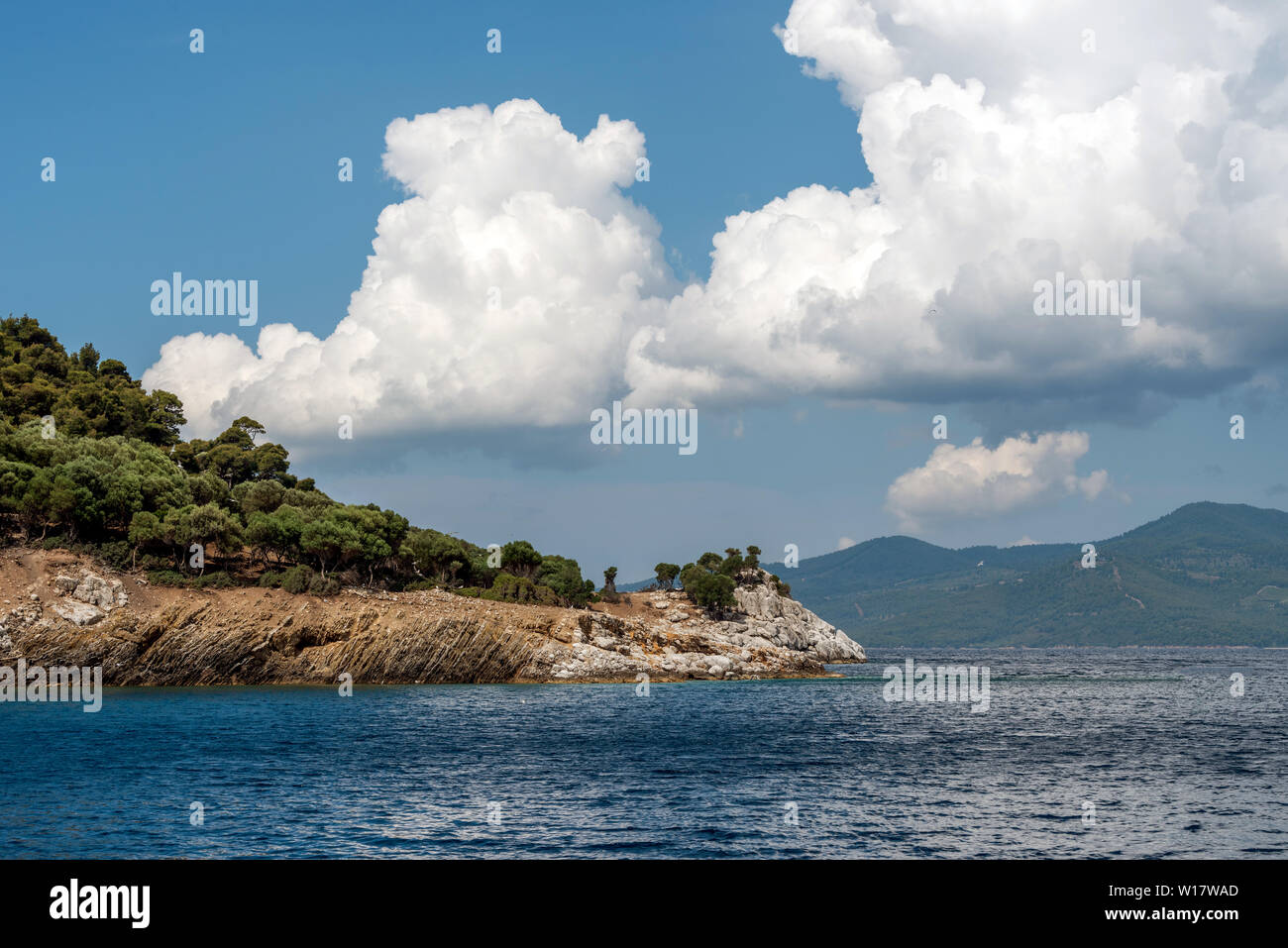 Landschaft mit Strand, das Meer und die schöne Wolken im blauen Himmel Stockfoto