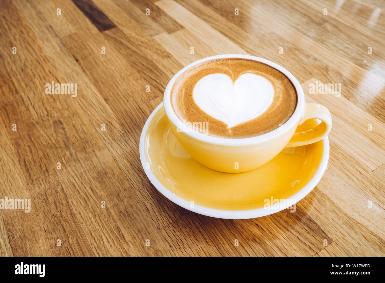 Heißen Cappuccino Tasse auf Holz- Fach mit Herz latte Kunst auf Holz Tisch im Cafe, Banner Größe Essen und Trinken Konzept. Stockfoto