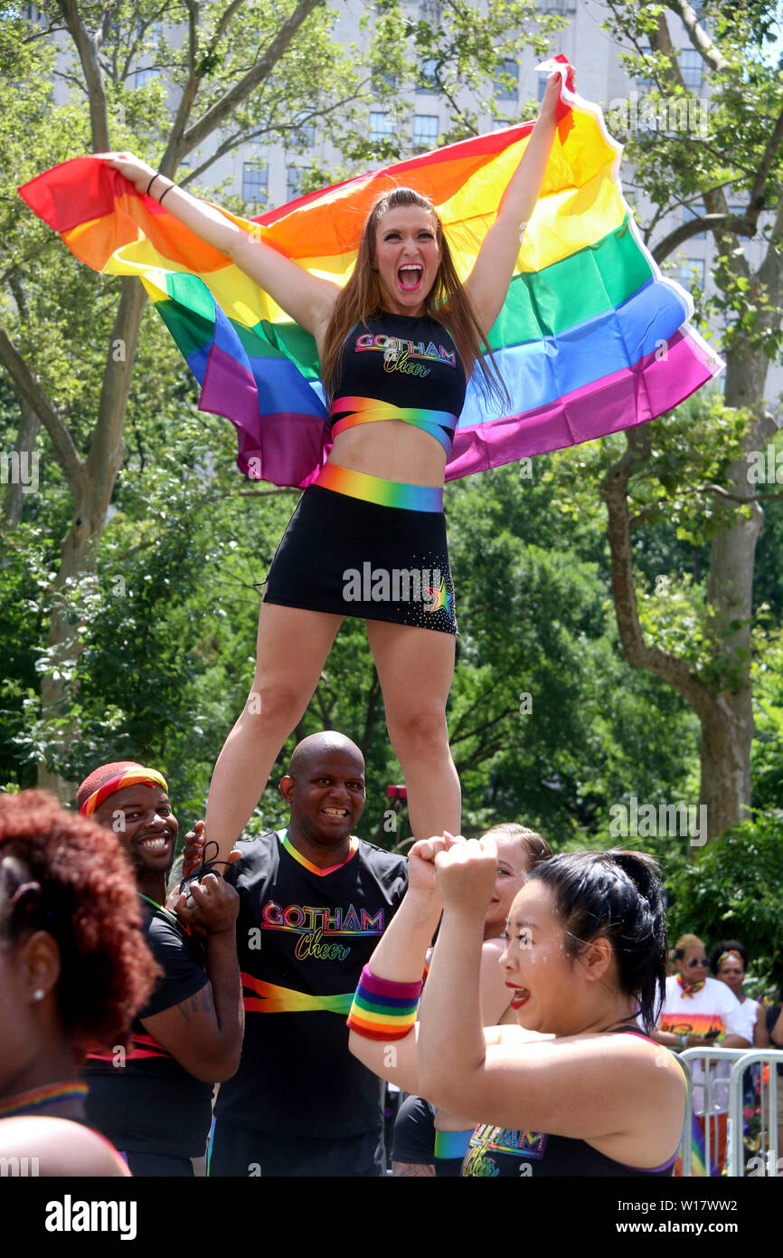 New York City, New York, USA. 30. Juni, 2019. Gotham Jubeln startet die 2019 Welt Stolz NYC März feiern den 50. Jahrestag der Stonewall aufstand und kämpfen für LGBTQIA Rechte. Credit: Nancy Kaszerman/ZUMA Draht/Alamy leben Nachrichten Stockfoto