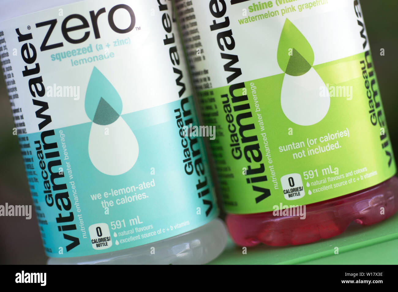 Glaceau Vitamin Vitaminwater, Flaschen mit Wasser, null Kalorien, Coca Cola Marke Stockfoto
