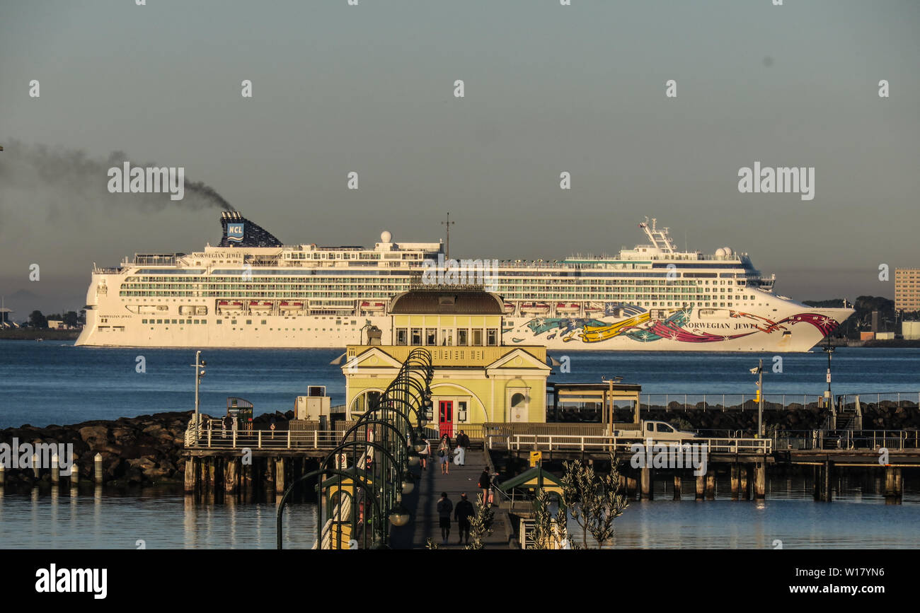 Ein Kreuzfahrtschiff dampft vor dem historischen St Kilda Pier auf Port Phillip Bay in Melbourne, Australien. Stockfoto