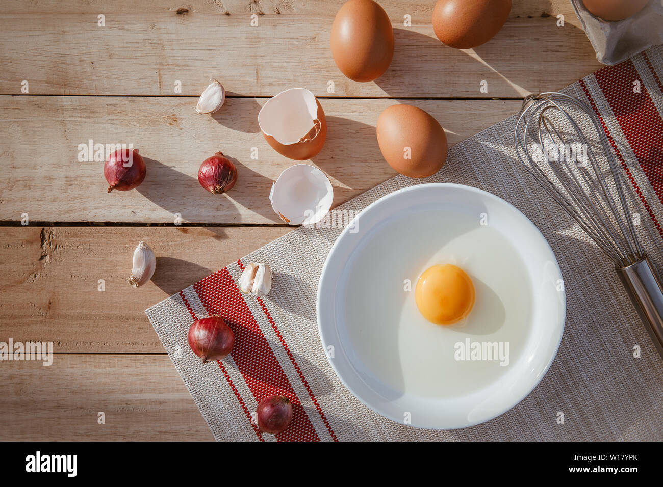 Eier legen auf Holz- Fächer und haben Eier. Stockfoto