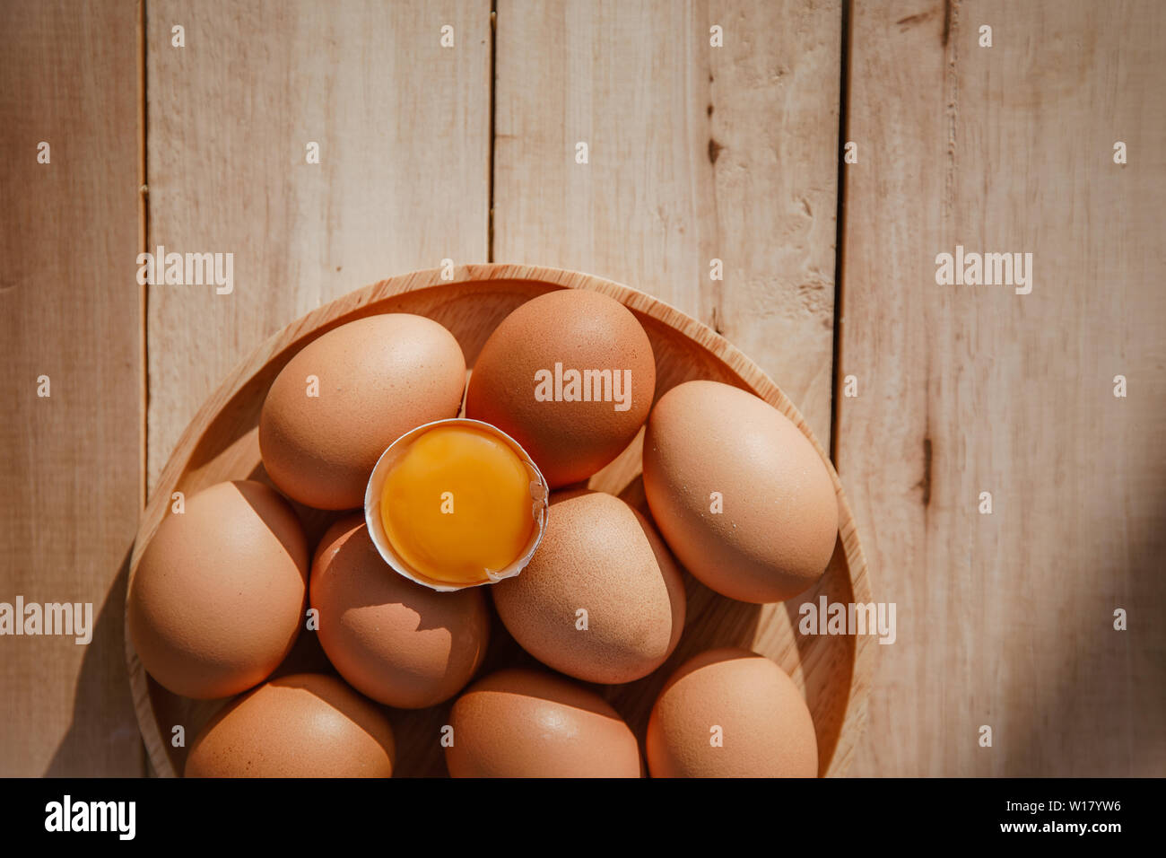 Eier legen auf Holz- Fächer und haben Eier. Stockfoto