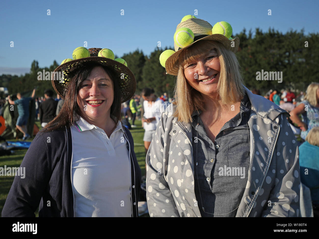 Annette Wye (links) und Deborah Cody Queuing in Wimbledon Park am ersten Tag der Wimbledon Championships in der All England Lawn Tennis und Croquet Club, Wimbledon. Stockfoto