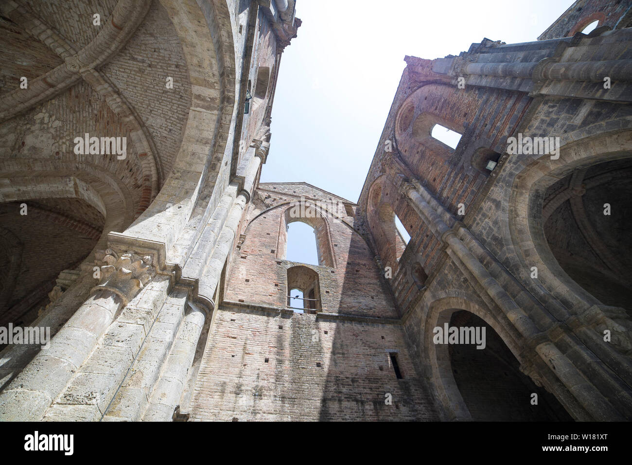 Bottom-up-Sicht auf ein Detail der Abtei San Galgano Wände und Fenster an einem sonnigen Tag. Firenzuola, Toskana, Italien. Stockfoto