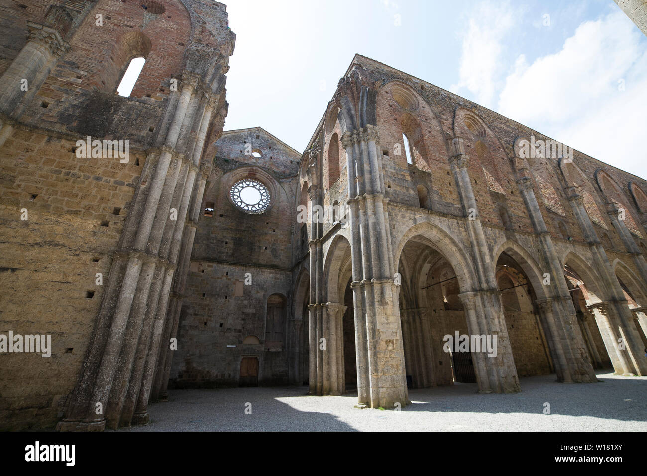 Detail der Wände von San Galgano dachlosen Abtei mit Arkaden und die Rosette. Firenzuola, Toskana, Italien. Stockfoto