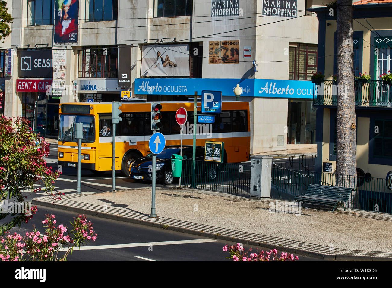 Gelbe Bus in Funchal, Madeira, Portugal, Europäische Stockfoto