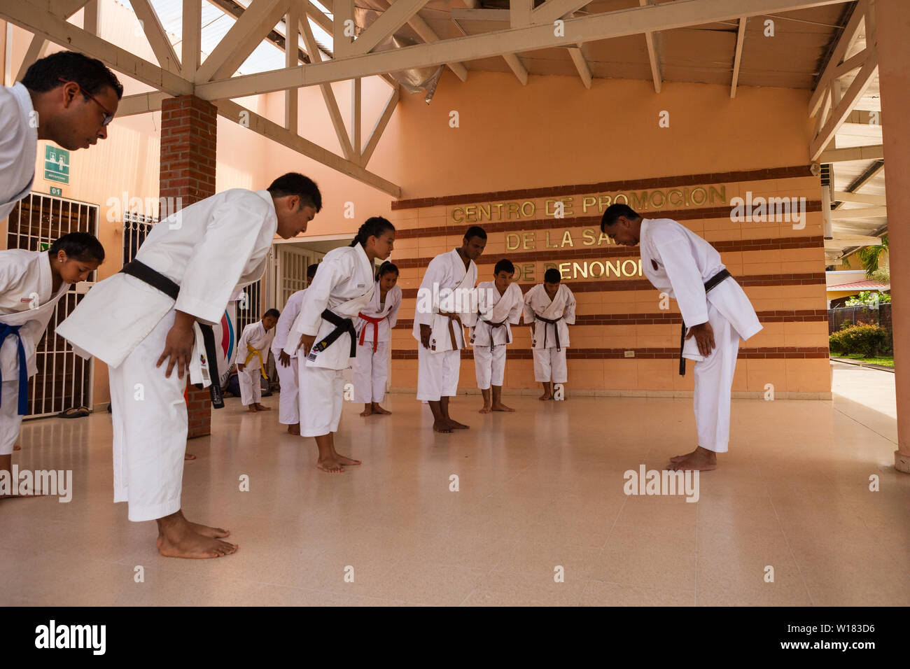Sensei Carlos Martinez (rechts) ist die Lehre der Okinawanischen Gojo Ryu Karate in Penonome, Provinz Cocle, Republik Panama. Die karate Schule wurde von Sensei Carlos Martinez, der sich im Februar 2017 übergeben. Sensei Carlos ist im Bild rechts. Die Schule wurde ein Teil der IOGKF, International Okinawan Goju Ryu Karate Federation. Oktober, 2013. Stockfoto