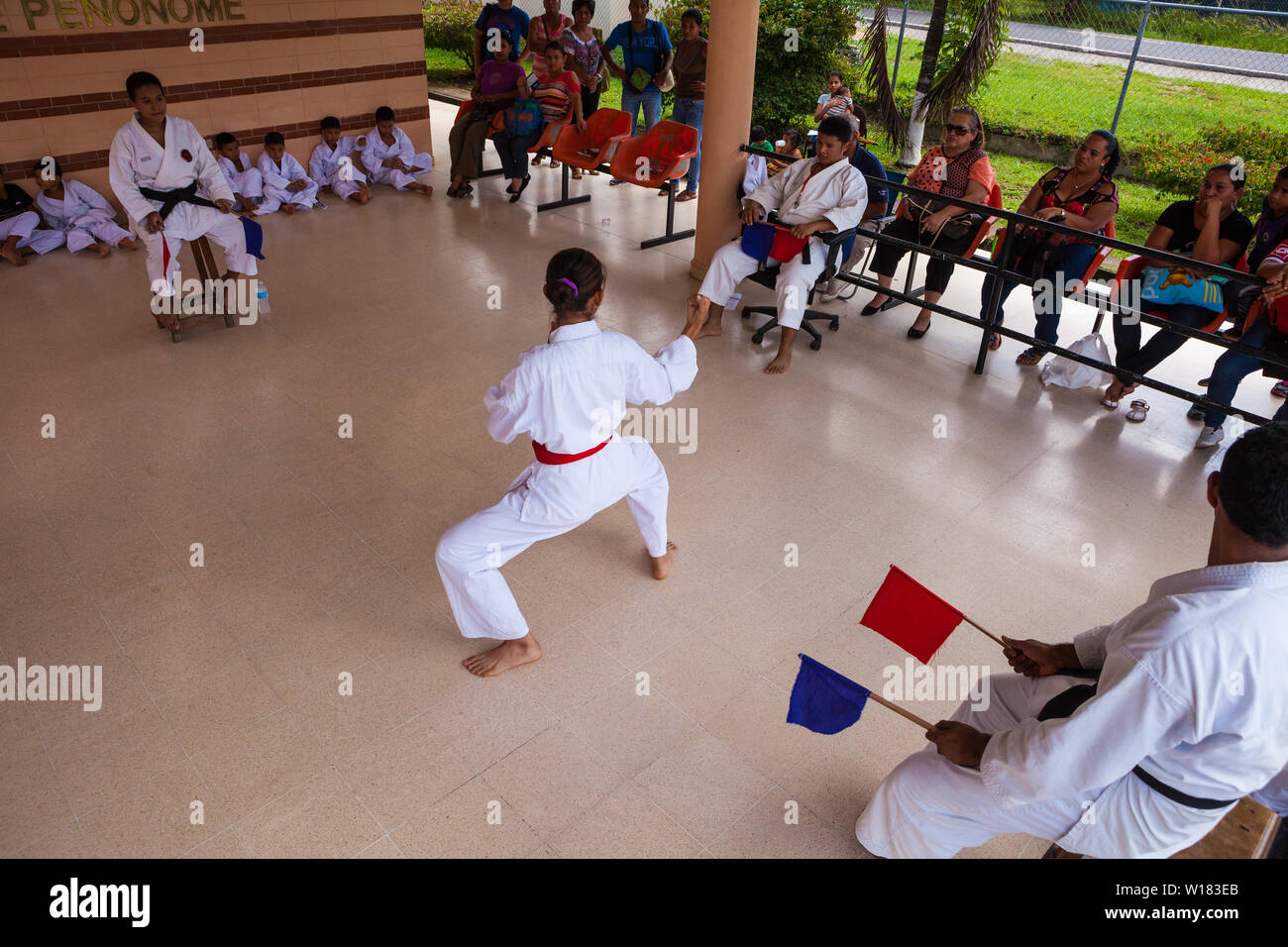 Okinawan Gojo Ryu Karate in Penonome, Provinz Cocle, Republik Panama. Die karate Schule wurde von Sensei Carlos Martinez, der sich im Februar 2017 übergeben. Die Schule wurde ein Teil der IOGKF, International Okinawan Goju Ryu Karate Federation. Oktober, 2013. Stockfoto