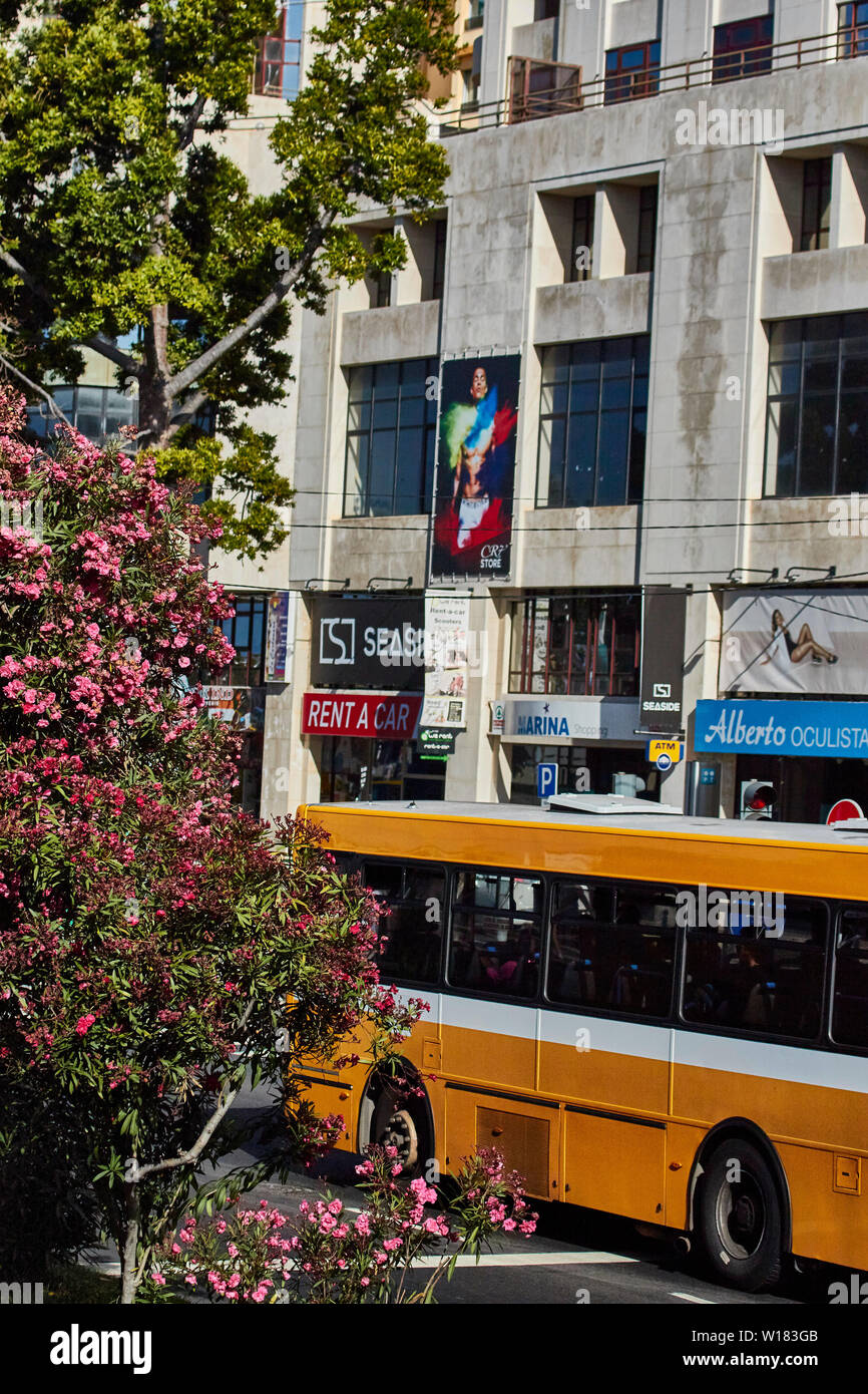 Gelbe Bus in Funchal, Madeira, Portugal, Europäische Stockfoto