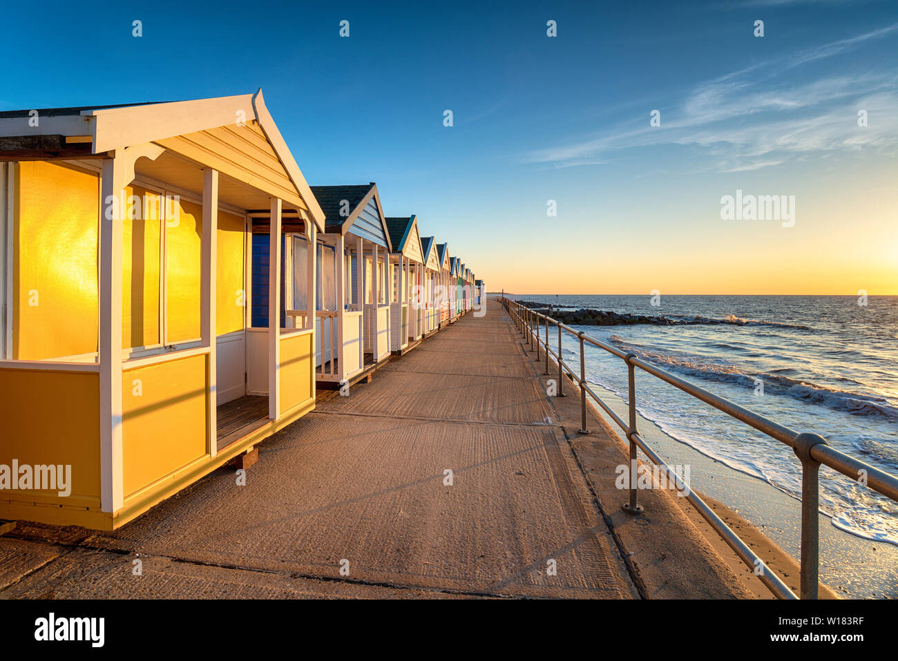 Farbenfrohe Strand Hütten auf dem prom in Southwold an der Küste von Suffolk. Stockfoto