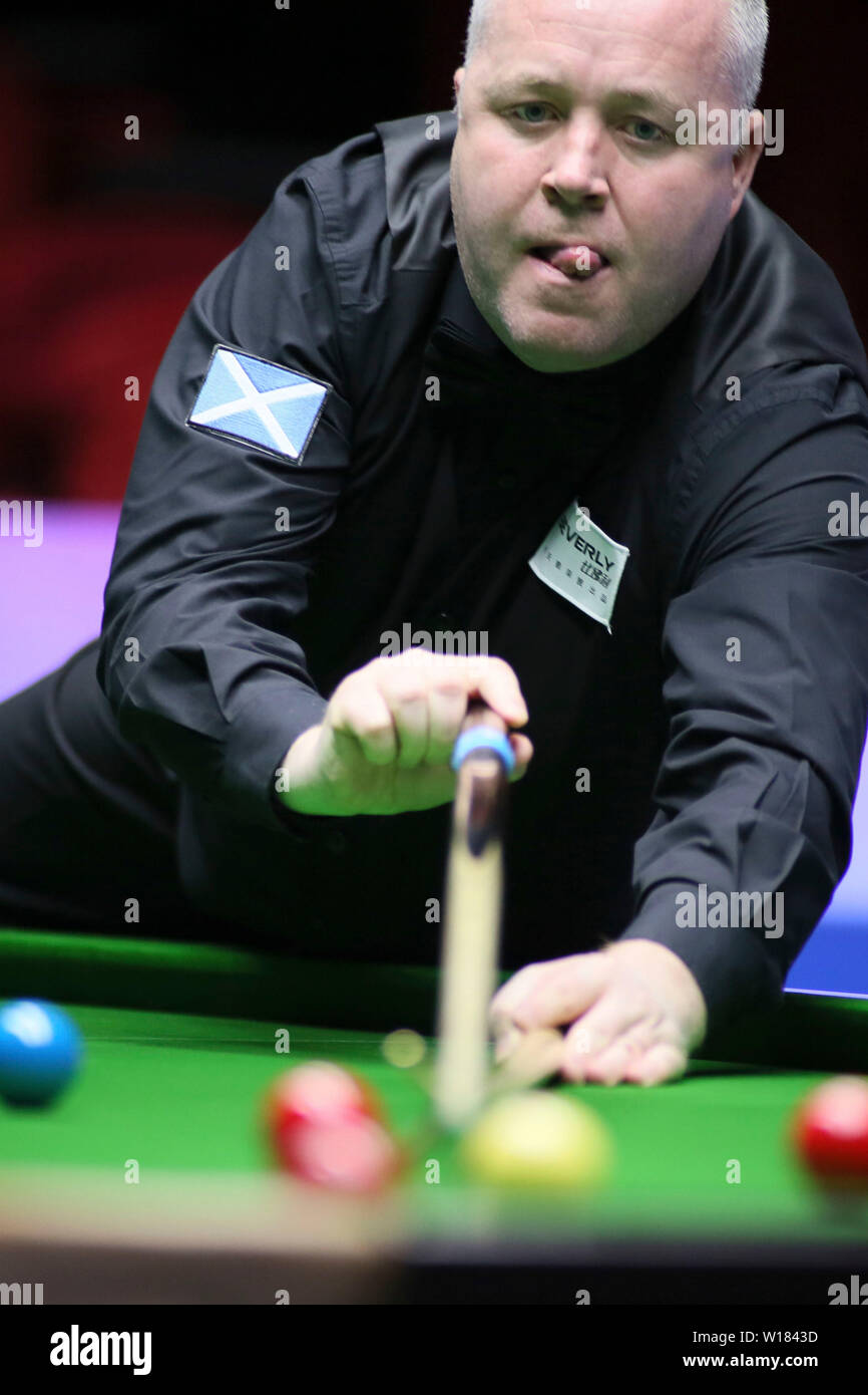 John Higgins von Schottland spielt einen Schuß zu Wales im viertelfinalegleichen während der Beverly 2019 Snooker Wm in Wuxi City, der ostchinesischen Provinz Jiangsu, 29. Juni 2019. Schottland Wales 4-3 besiegte. Stockfoto